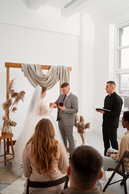 Bezpłatne zdjęcie panna młoda i pan młody wymieniają obrączki na ceremonii ślubnej