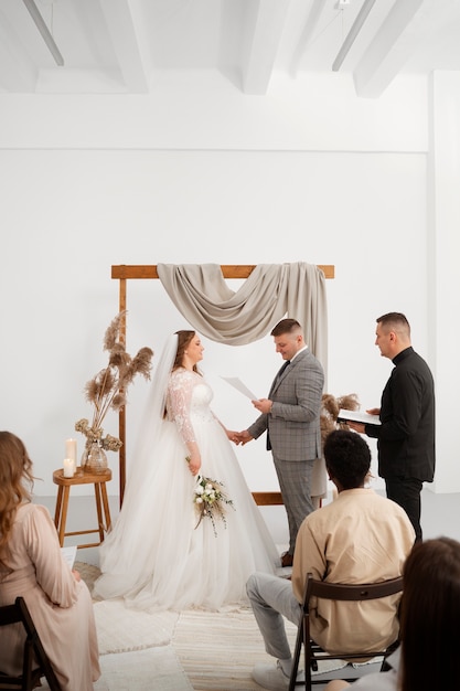 Bezpłatne zdjęcie panna młoda i pan młody wymieniają śluby podczas ceremonii ślubnej