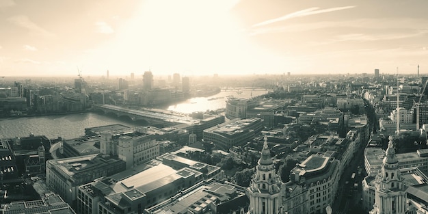 Bezpłatne zdjęcie panorama dachu londynu w czerni i bieli z architekturą miejską.