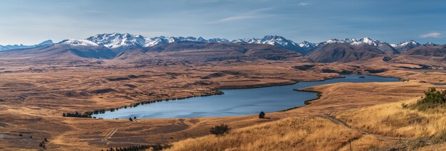 Panorama jeziora Aleksandrii w okolicy jeziora Tekapo otoczonej górami