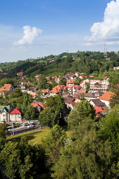 Panorama nad górskim miastem na wiosnę. Podróże i architektura