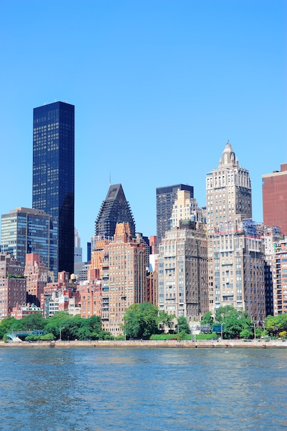 Panorama śródmieścia Manhattanu nad East River z miejskimi drapaczami chmur i błękitnym niebem w Nowym Jorku