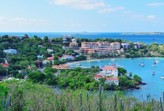 Panorama zatoki St John z budynkami i łodziami na Wyspach Dziewiczych.