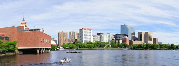Panoramę Bostonu nad rzeką Charles