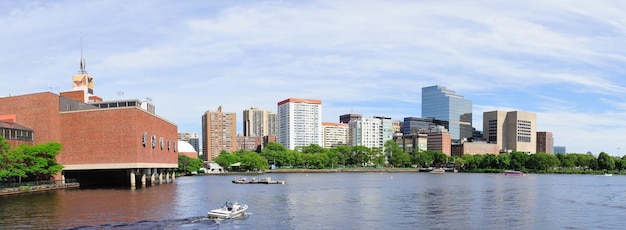 Panoramę Bostonu nad rzeką Charles