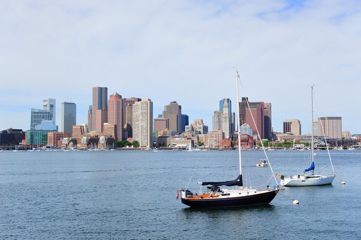 Bezpłatny plik Zdjęcie panoramę centrum bostonu z łodzią