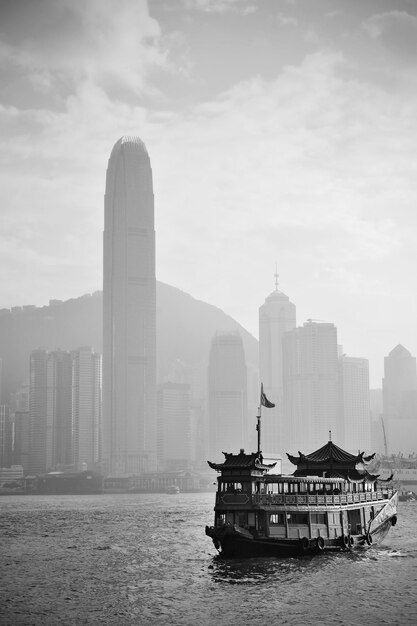 Panoramę Hongkongu z łodziami
