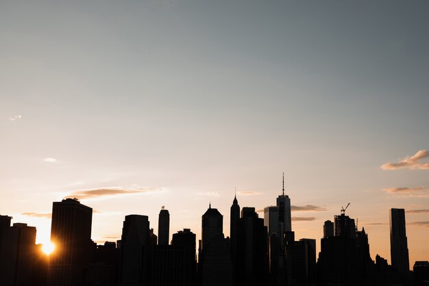 Panoramę Manhattanu o zachodzie słońca