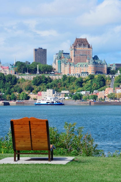 Bezpłatne zdjęcie panoramę miasta quebec nad rzeką z błękitne niebo i chmury, patrząc od parku.