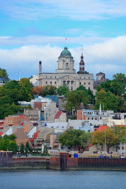 Panoramę miasta Quebec nad rzeką z niebieskim niebem i chmurą.