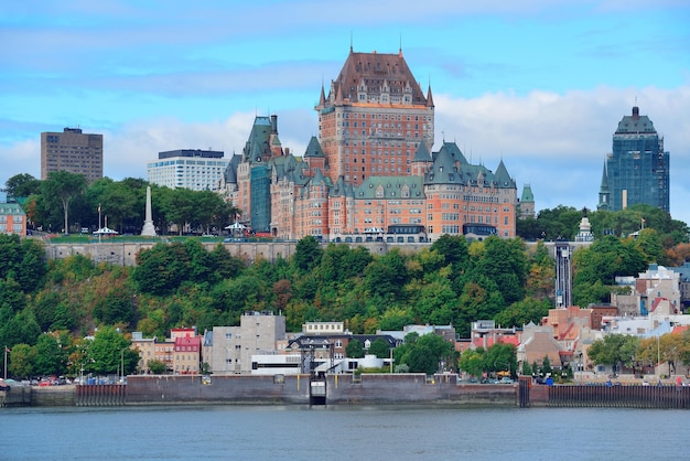 Panoramę miasta Quebec nad rzeką z niebieskim niebem i chmurą.