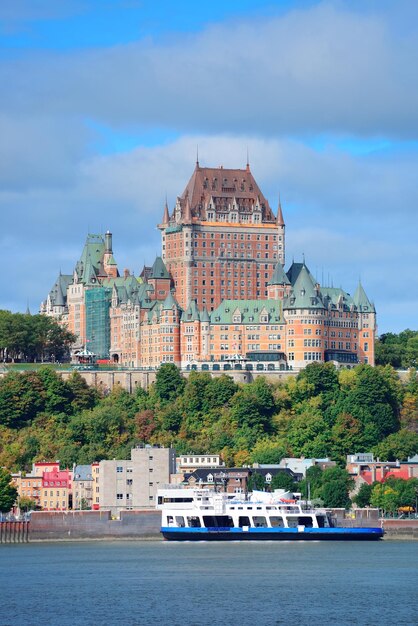 Panoramę miasta Quebec nad rzeką z niebieskim niebem i chmurą.