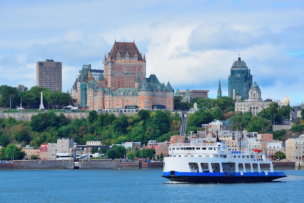 Panoramę miasta Quebec nad rzeką z niebieskim niebem i chmurą.