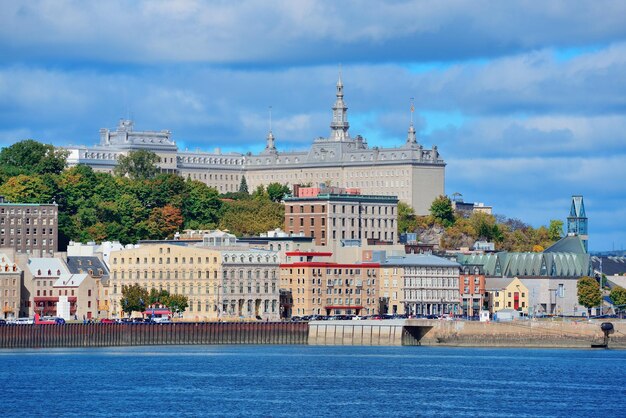 Panoramę miasta Quebec nad rzeką z niebieskim niebem i chmurą.