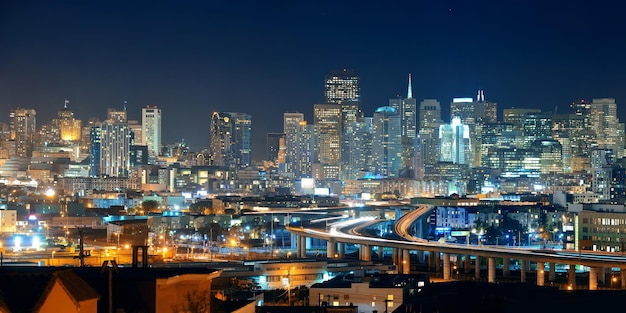 Panoramę miasta San Francisco z architekturą miejską w nocy z panoramą mostu autostrady.