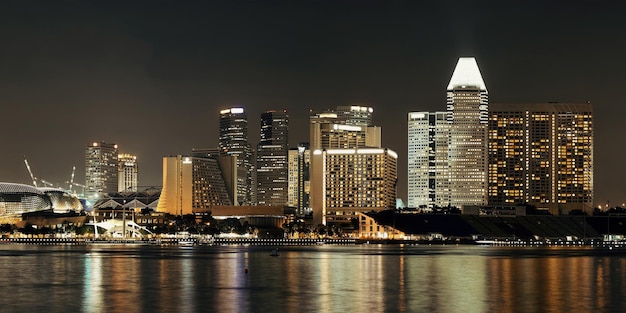 Panoramę Singapuru nocą z budynkami miejskimi