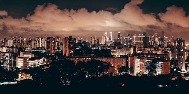 Bezpłatne zdjęcie panoramę singapuru oglądaną z mt faber w nocy z budynkami miejskimi