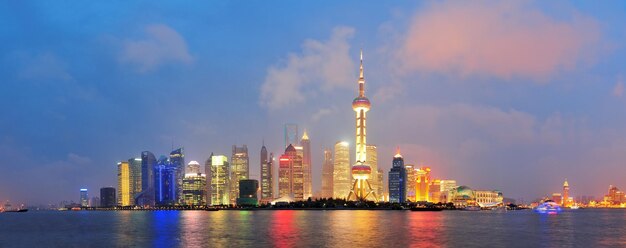 Panoramę Szanghaju nocą