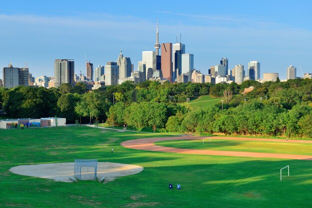 Panoramę Toronto nad parkiem z miejskimi budynkami i błękitnym niebem