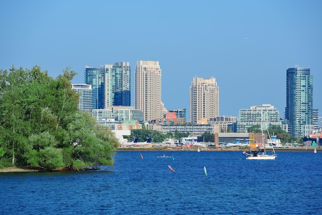 Bezpłatne zdjęcie panoramę toronto z miejską architekturą łodzi i błękitnym niebem