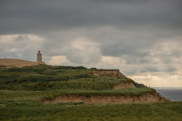 Panoramiczne ujęcie latarni Rubjerg Knude w północnej Danii