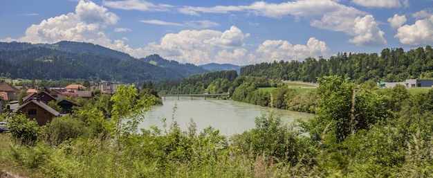 Panoramiczne ujęcie pięknego letniego krajobrazu z rzeką w Słowenii