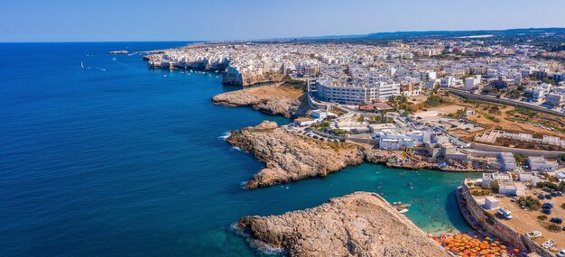 Panoramiczne ujęcie Polignano a Mare otoczonego morzem pod słońcem we Włoszech