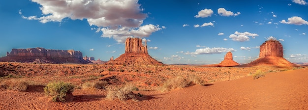 Panoramiczne ujęcie słynnej Monument Valley w USA