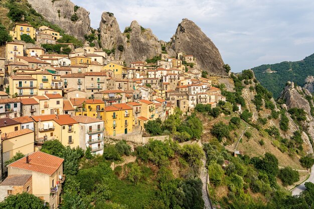Panoramiczne ujęcie starożytnej wioski na wzgórzu w Parku Regionalnym Gallipoli Cognato we Włoszech