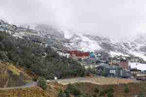 Bezpłatne zdjęcie panoramiczne ujęcie wioski na górze sierra nevada na południe od hiszpanii