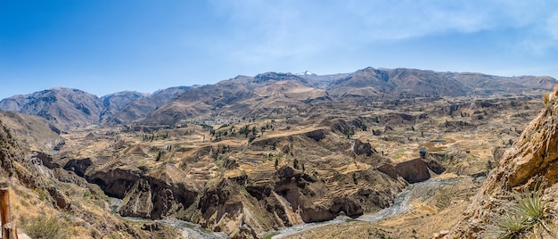 Bezpłatne zdjęcie panoramiczne ujęcie wspaniałego kanionu colca zrobionego w peru