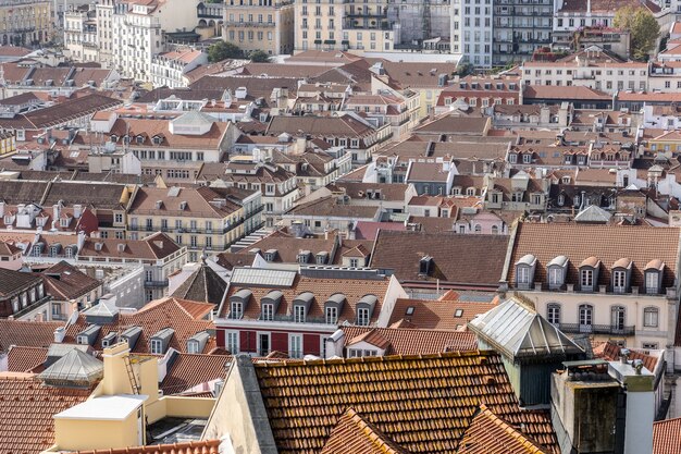 Panoramiczne zdjęcie lotnicze Lizbony z dachami pokrytymi czerwonymi gontami