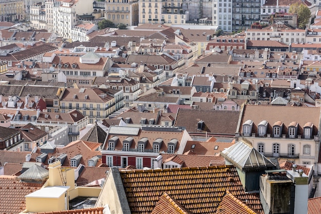 Panoramiczne zdjęcie lotnicze Lizbony z dachami pokrytymi czerwonymi gontami