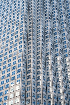 Panoramiczny i perspektywiczny szerokokątny widok na stalowe niebieskie tło szklane wieżowce w nowoczesnym futurystycznym centrum w nocy koncepcja biznesowa udanej architektury przemysłowej