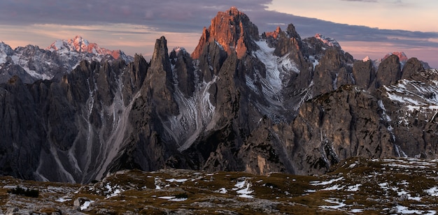 Bezpłatne zdjęcie panoramiczny strzał z góry cadini di misurina we włoskich alpach