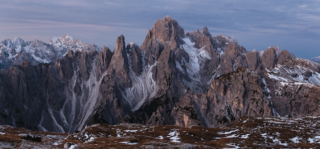 Panoramiczny strzał z góry Cadini di Misurina we włoskich Alpach