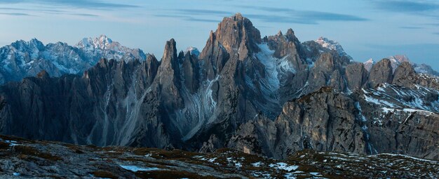 Panoramiczny strzał z góry Cadini di Misurina we włoskich Alpach