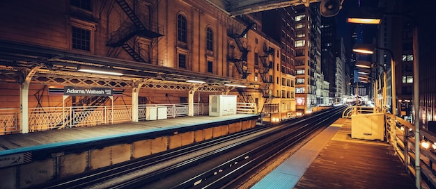 Panoramiczny widok linii kolejowej w kierunku chicago loop w chicago nocą, usa