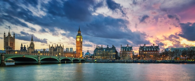 Panoramiczny widok na Big Bena w Londynie o zachodzie słońca w Wielkiej Brytanii.