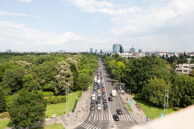 Panoramiczny widok na bulwar metropolitarny z nowoczesnymi budynkami