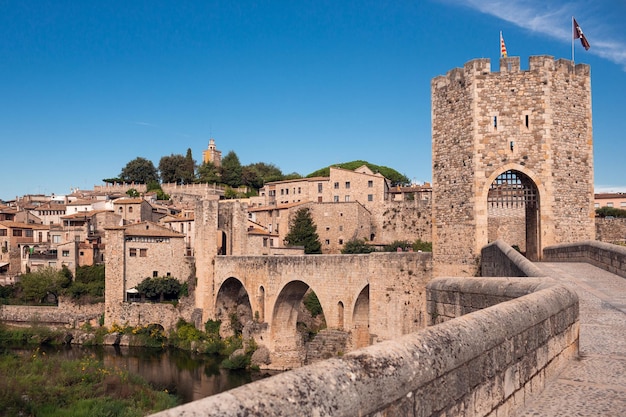Panoramiczny widok na charakterystyczne dla średniowiecznej architektury miasto Besalu
