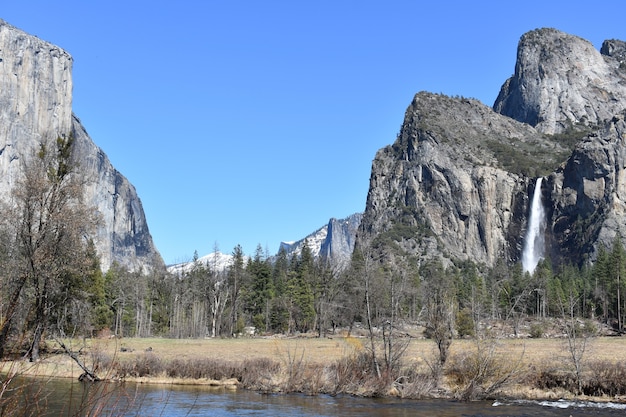 Panoramiczny widok na dolinę Yosemite w Kalifornii z wodospadem