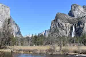 Bezpłatne zdjęcie panoramiczny widok na dolinę yosemite w kalifornii z wodospadem