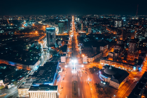 Panoramiczny widok na duże miasto nocą