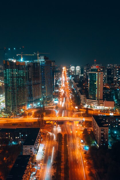 Panoramiczny widok na duże miasto nocą