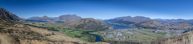 Panoramiczny widok na jezioro Wakatipu w pobliżu miasta w Queenstown na wyspie Południowej, NZ