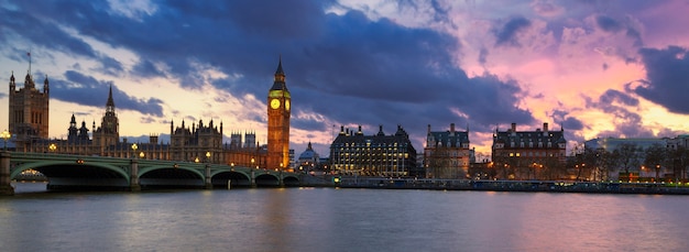 Panoramiczny widok na Londyn o zachodzie słońca w Wielkiej Brytanii.