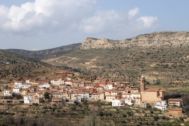 Panoramiczny widok na małą malowniczą wioskę w prowincji Teruel
