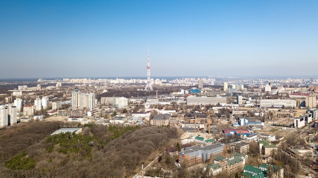 Panoramiczny widok na miasto z nowoczesnymi domami i parkiem Dzielnica Dorogozhychi z wieżą telewizyjną w oddali Kijów Ukraina Zdjęcia dronem z lotu ptaka