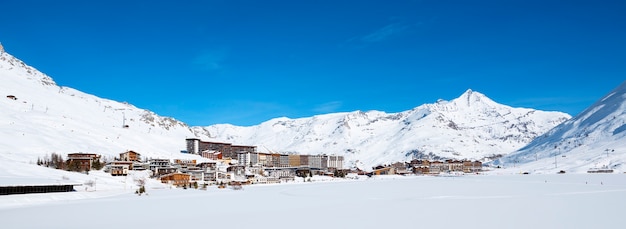 Panoramiczny widok na miejscowość Tignes zimą, Francja.